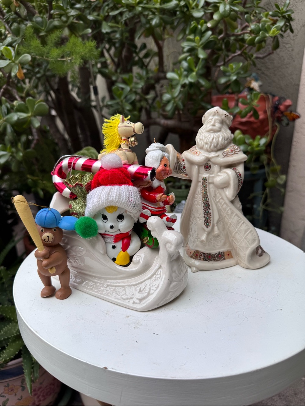FESTIVE VINTAGE CHRISTMAS LOT, SANTA SLEIGH AND FRIENDS
